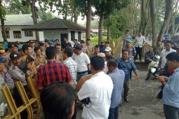 Puluhan kontraktor daerah unjuk rasa
