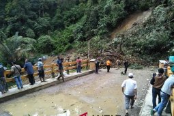 Jalan penghubung Panyabungan-Natal longsor, Tiga pekerja luka-luka