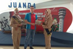 Bandara Juanda Berikan Bingkisan kepada Penumpang saat Hari Pahlawan