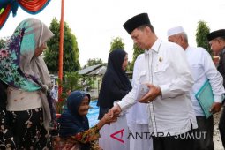 Syahrul serahkan santunan fakir miskin