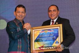 Bupati Tapsel terima penghargaan dari pemerintah pusat
