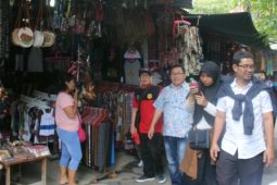 Penguji dan peserta UKW PWI ke Tomok