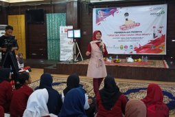 Sizuka gives briefing to young South Kalimantan presenters