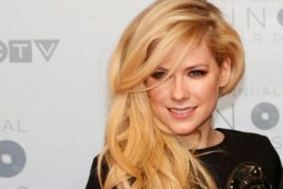 Avril Lavigne kembali dengan merilis "Bite Me"