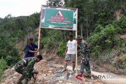 Koramil Kotanopan pasang banner bahaya longsor