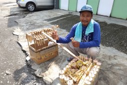 Aneka permainan dari bambu tak hilang oleh zaman