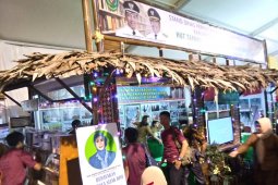 Pengunjung padati pondok baca stand Dinas Perpustakaan