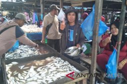 Pedagang ikan dan ayam berjualan di Blok D dan G Pasar Keramat