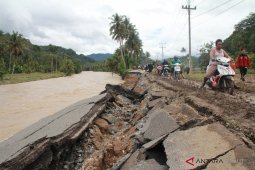 Banjir Kotanopan juga rusak saluran irigasi