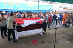 Kapolda Babel pasangkan bendera di jenazah Rangga