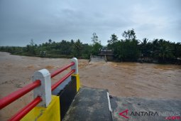 Jembatan pansel Jabar ambruk