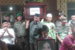 Jenazah Pramugari Lion Alfiani Dimakamkan di Madiun (Video)