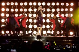 Mariah Carey pukau ribuan pengunjung Borobudur