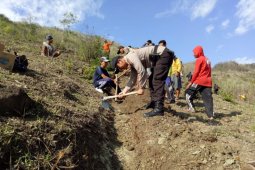 Cegah Longsor, Warga Trenggalek Gotong Royong Tutup Retakan Tebing