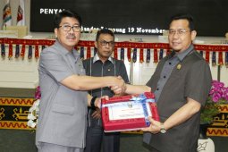 Gubernur Lampung Serahkan Raperda ABPD 2019 Ke Dewan