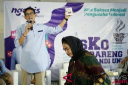 Sandiaga Uno perlihatkan sarung tangan golf hasil OK OCE