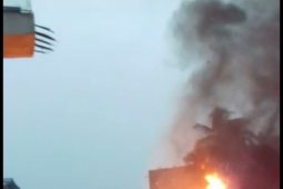 Tronton bermuatan kertas terbakar di Tol Jakarta-Cikampek