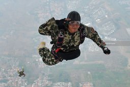 Video - TNI dan Polri Terjun Bebas pada HUT ke-73 Korps Marinir