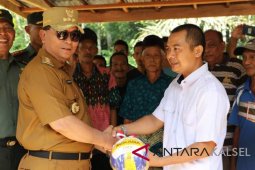 Bupati HSS serahkan bantuan alat olahraga untuk lokasi TMMD