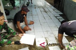 Satgas TMMD Kodim Kandangan pasang keramik mushola Darusholihin