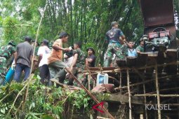 Manunggal dengan rakyat pengecoran Jembatan TMMD dimulai