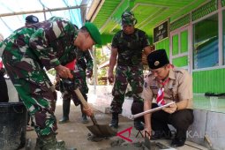 Satgas TMMD bersama warga renovasi Masjid Nurul Ikhsan