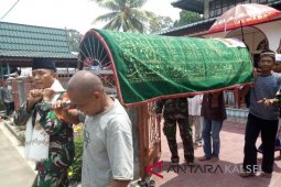 Dandim Kandangan bantu makamkan warga meninggal di lokasi TMMD