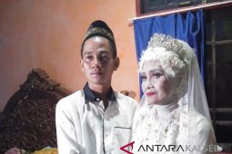 Video : Beda usia Riswan nikahi Acil Mantili hebohkan warga Negara