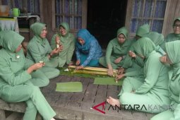 Persit Kartika Chandra Kirana Cabang XXVI  belajar membuat Lemang