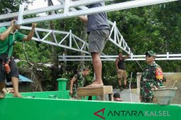 Dansatgas TMMD Kodim Kandangan awasi pemasangan baja ringan