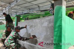 Dansatgas TMMD kerjakan penyelesaian plesteran dinding masjid