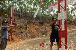 Satgas TMMD dan warga bangun gapura bambu