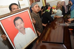 Keluarga Kebumikan Deryl di Samping Makam Kakeknya (Video)