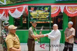 Warga Malilingin berikan kenang-kenangan Mandau untuk Satgas TMMD