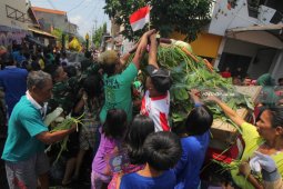 Warga Rangkah Suguhkan 10 Gunungan Grebeg Maulud (Video)