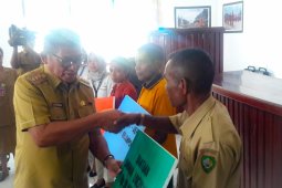 Bupati Malra: bantuan material jangan diuangkan