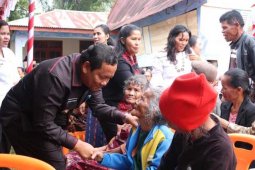 Doa bersama untuk satu keluarga yang tewas