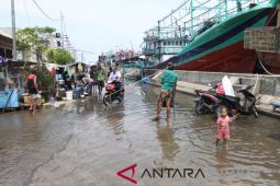 Pos Pintu Air Angke siaga 1 waspadai banjir pada Selasa dini hari