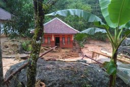 Sukarelawan cari korban banjir di Tasikmalaya