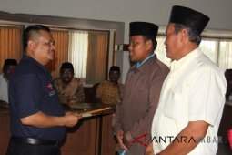 Indramayu salurkan beasiswa bagi santri berprestasi