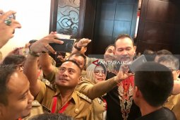 Camat Berebut "Selfie" Bareng Cak Lontong