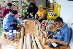 Pemuda Timuato Buat Celengan Dari Gulungan Kertas