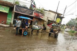 Naik delman alternatif angkutan warga saat banjir di Kabupaten Bandung
