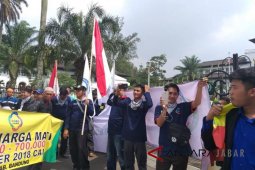 Ratusan kepsek demo di depan Gedung Sate