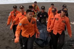 Basarnas evakuasi puing pesawat