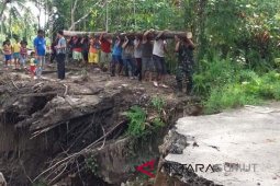 Jalan di Nias Barat  amblas akibat hujan deras