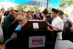 Jenazah Eryanto tiba dirumah duka