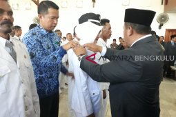 Bupati Mukomuko lantik puluhan kades terpilih, satu diantaranya menolak