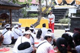 Unhi tampilkan "kecak" di India