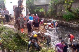Ratusan warga Garut kerja bakti normalisasi sungai